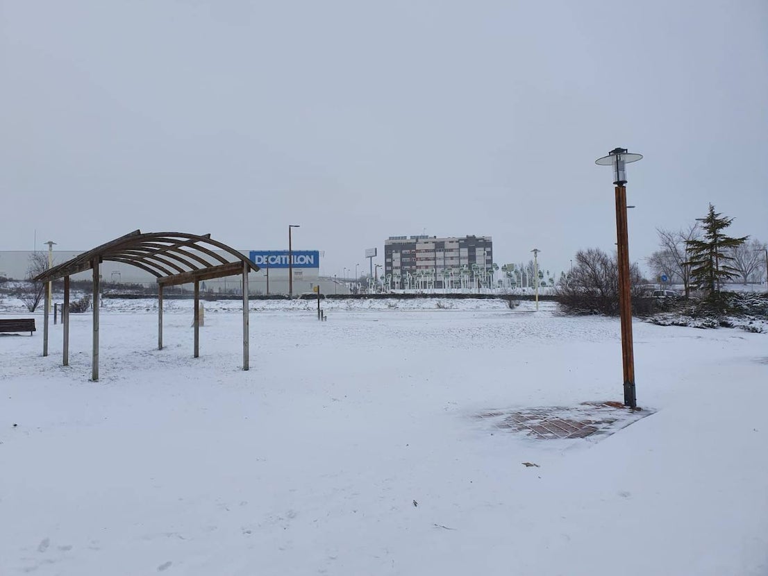Aspecto que presentaba la plaza España de La Flecha, en Arroyo de la Encomienda,a primera hora de la mañana. 