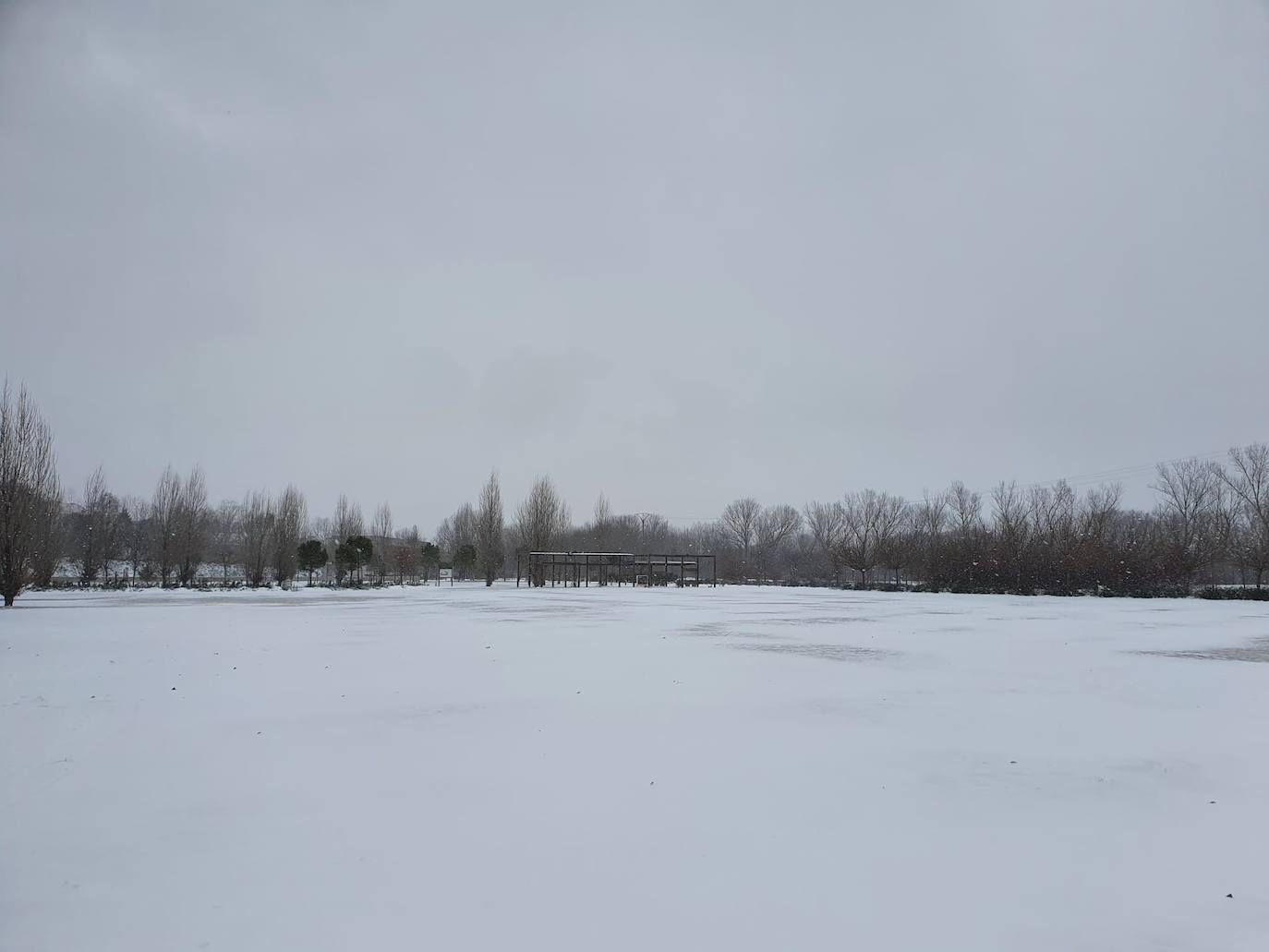 Aspecto que presentaba la plaza España de La Flecha, en Arroyo de la Encomienda,a primera hora de la mañana. 