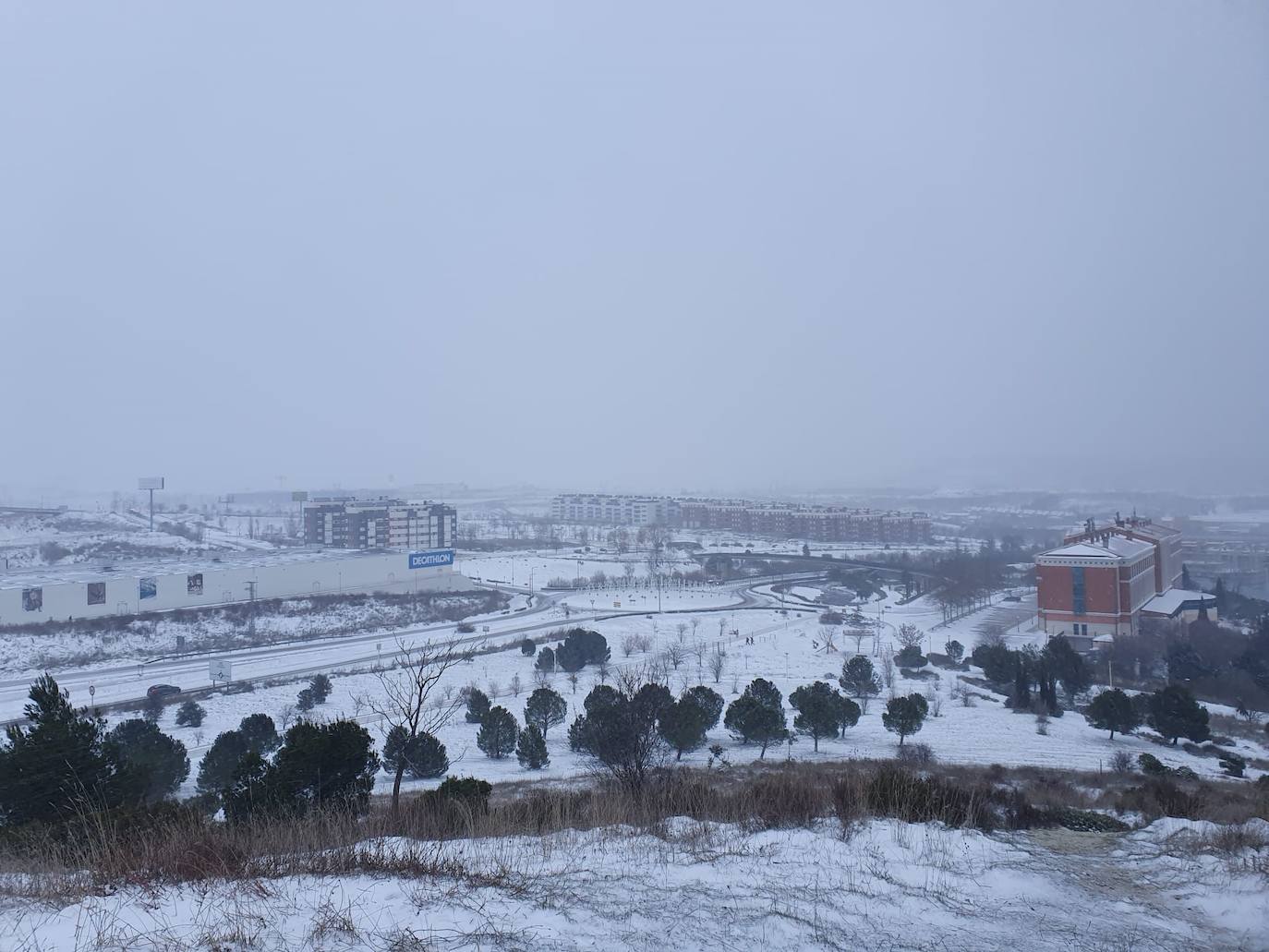 Aspecto que presentaba la plaza España de La Flecha, en Arroyo de la Encomienda,a primera hora de la mañana. 
