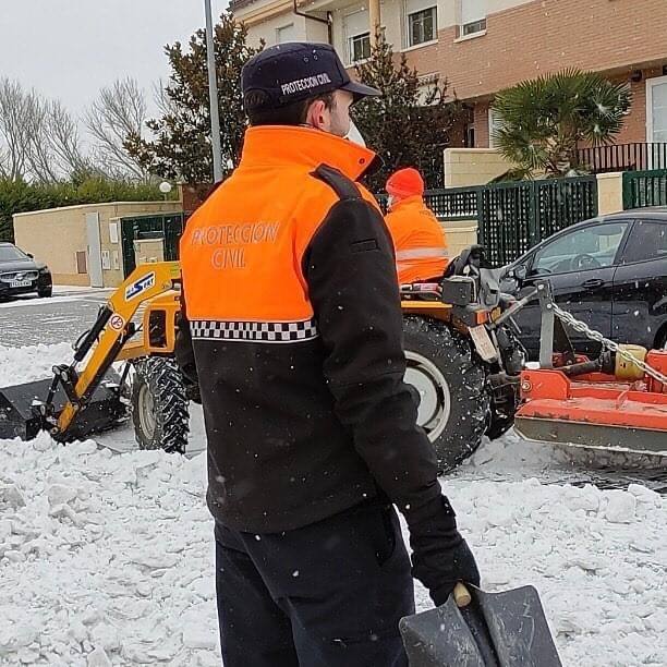 Aspecto que presentaba la plaza España de La Flecha, en Arroyo de la Encomienda,a primera hora de la mañana. 