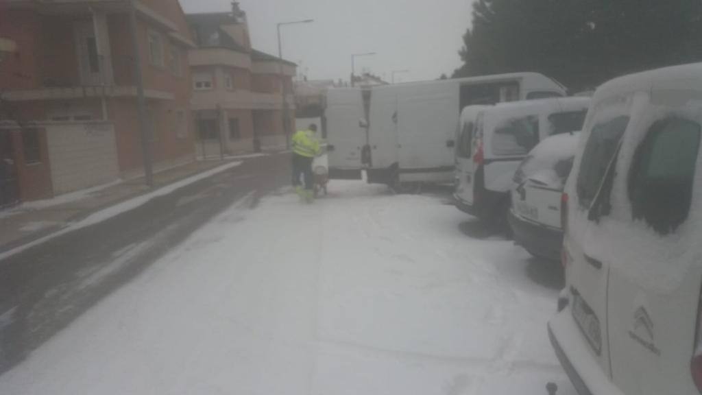 Aspecto que presentaba la plaza España de La Flecha, en Arroyo de la Encomienda,a primera hora de la mañana. 