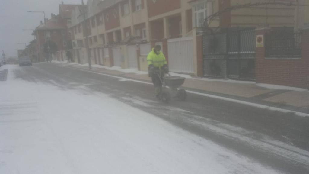 Aspecto que presentaba la plaza España de La Flecha, en Arroyo de la Encomienda,a primera hora de la mañana. 