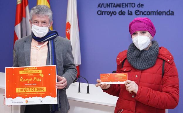 El alcalde, Sarbelio Fernández, posa con Victoria Johansen.