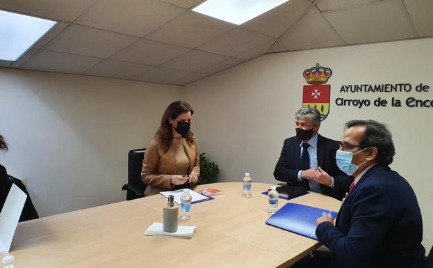 La sala abuhardillada de la última planta del consistorio sirvió para mantener la reunión institucional. 