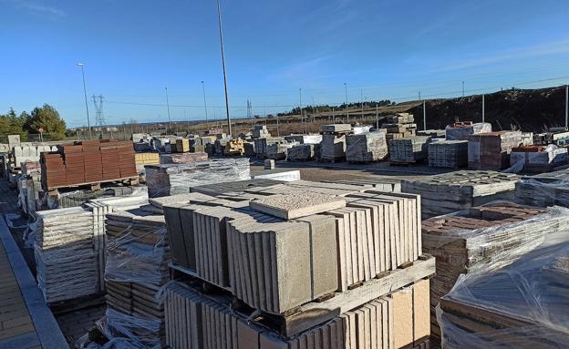 Material denunciado por Vecinos por Arroyo Toma la Palabra por encontrarse en la vía pública. 