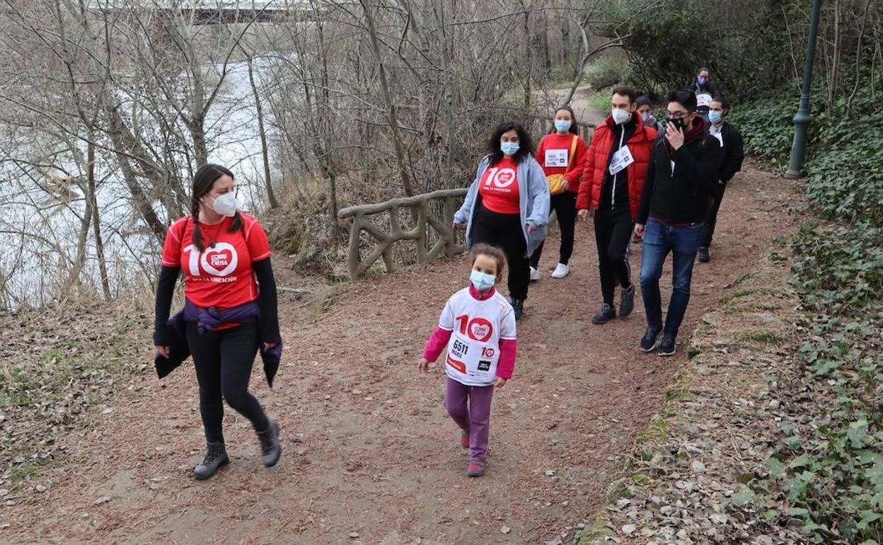 Familas realizando el recorrido de la X carrera Entreculturas 'Corre por una causa'. 