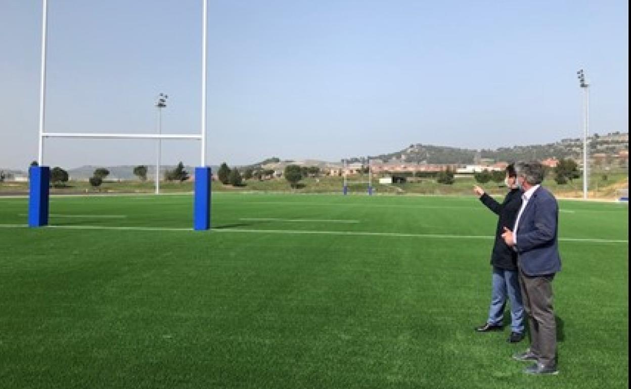 El alcalde de Arroyo, Sarbelio Fernández, comprobó el buen estado del césped y de los campos de rugby que se estrenarán en breve en el barrio de Las Lomas de Sotoverde. 
