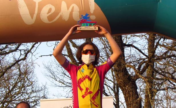 Lidia Castro en el podio con su trofeo. 