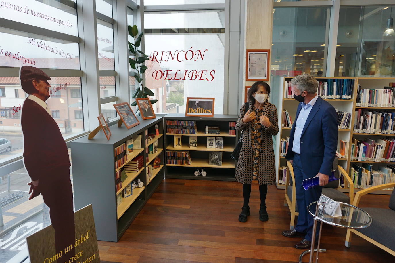 Un libro recopilatorio de artículos y textos de Delibes y la portada de El Norte de Castilla del día que recibió el Premio Cervantes son varios de los nuevos elementos que se incorporan al Rincón de Delibes. 