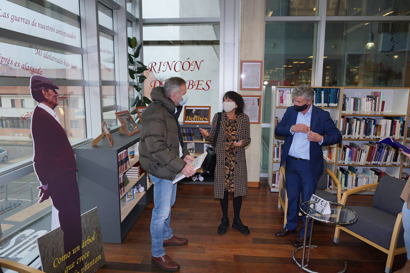 Un libro recopilatorio de artículos y textos de Delibes y la portada de El Norte de Castilla del día que recibió el Premio Cervantes son varios de los nuevos elementos que se incorporan al Rincón de Delibes. 