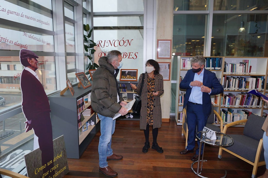 Un libro recopilatorio de artículos y textos de Delibes y la portada de El Norte de Castilla del día que recibió el Premio Cervantes son varios de los nuevos elementos que se incorporan al Rincón de Delibes. 