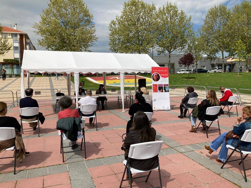 Todas las actividades de la I Feria del Libro de Arroyo han contado con destacada asistencia de público. 