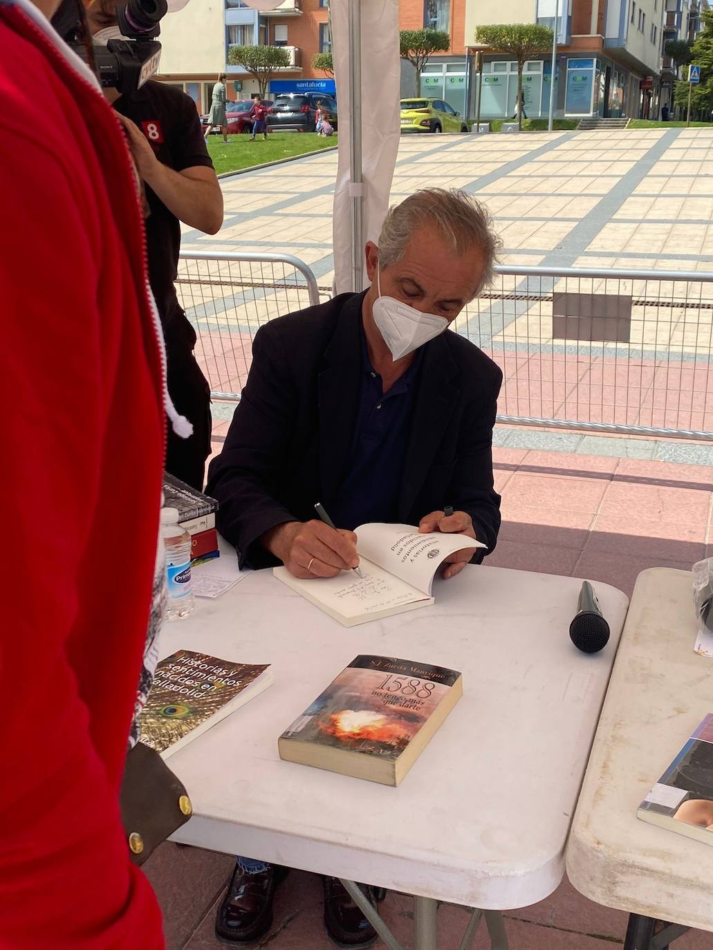 Todas las actividades de la I Feria del Libro de Arroyo han contado con destacada asistencia de público. 