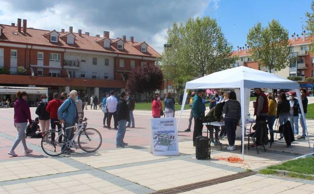 Algunas personas se acercaron a la carpa instalada por Vecinos por Arroyo TLP para estampar su firma. 