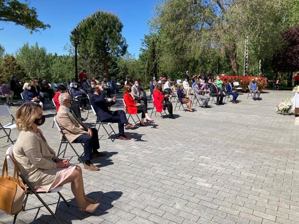 Eucaristía en honor al patrón de Arroyo Núcleo, San Juan Evangelista, al aire libre y a las puertas de la iglesia románica ante Portam Latinam. 