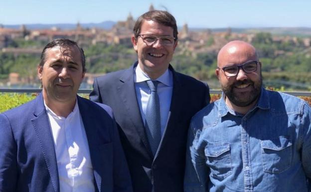 El presidente de la JCyL, Fernández Mañueco, junto a dos de los concejales populares de Arroyo, José Antonio Otero y Rubén González. 