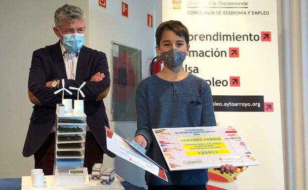 Guillermo Mayo, del colegio Margarita Salas, posa junto al alcalde con su diploma y premios. 