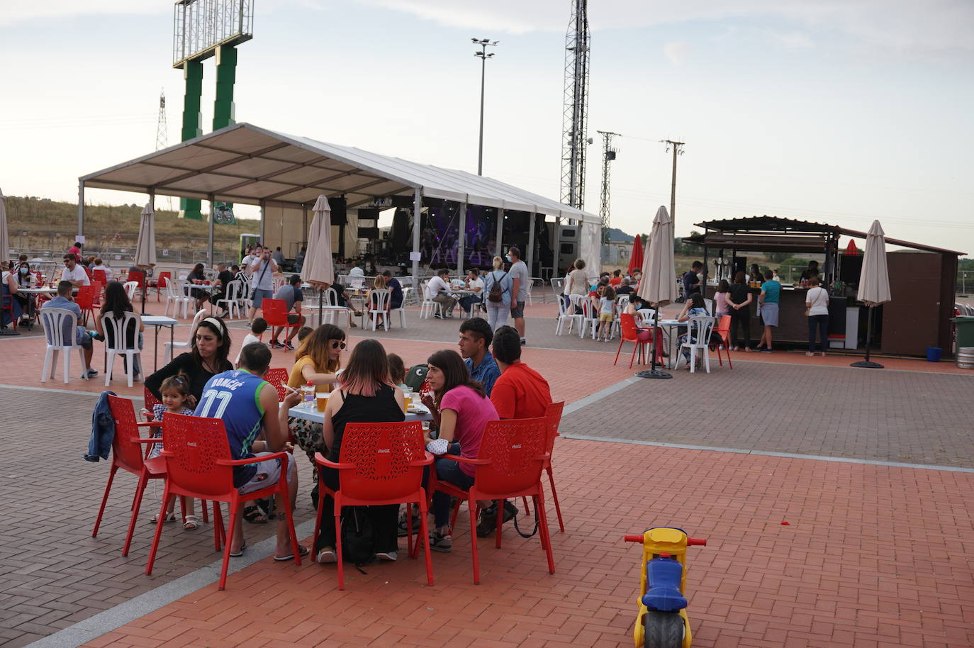 Responsabilidad y sensatez en los peñistas de La Flecha, sin quitarse las mascarillas en el recinto habilitado para celebrar las fiestas en honor a San Antonio. 