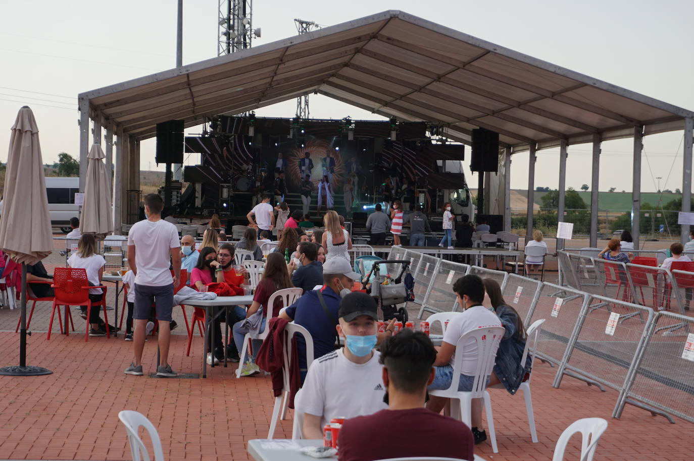 Responsabilidad y sensatez en los peñistas de La Flecha, sin quitarse las mascarillas en el recinto habilitado para celebrar las fiestas en honor a San Antonio. 