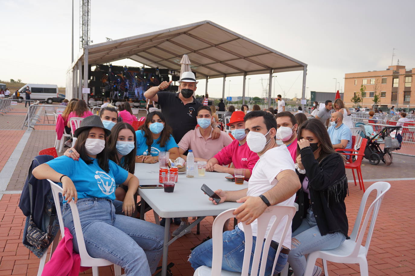 Responsabilidad y sensatez en los peñistas de La Flecha, sin quitarse las mascarillas en el recinto habilitado para celebrar las fiestas en honor a San Antonio. 