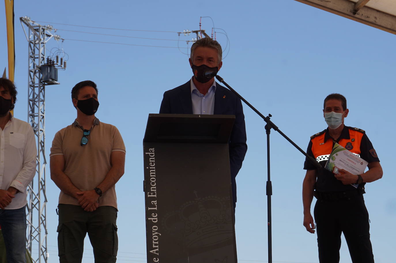 Voluntarios de Protección Civil y concejales de Arroyo junto al alcalde, Sarbelio Fernández, nada más recibir el reconocimiento del municipio a su labor durante el confinamiento y el temporal Filomena. 