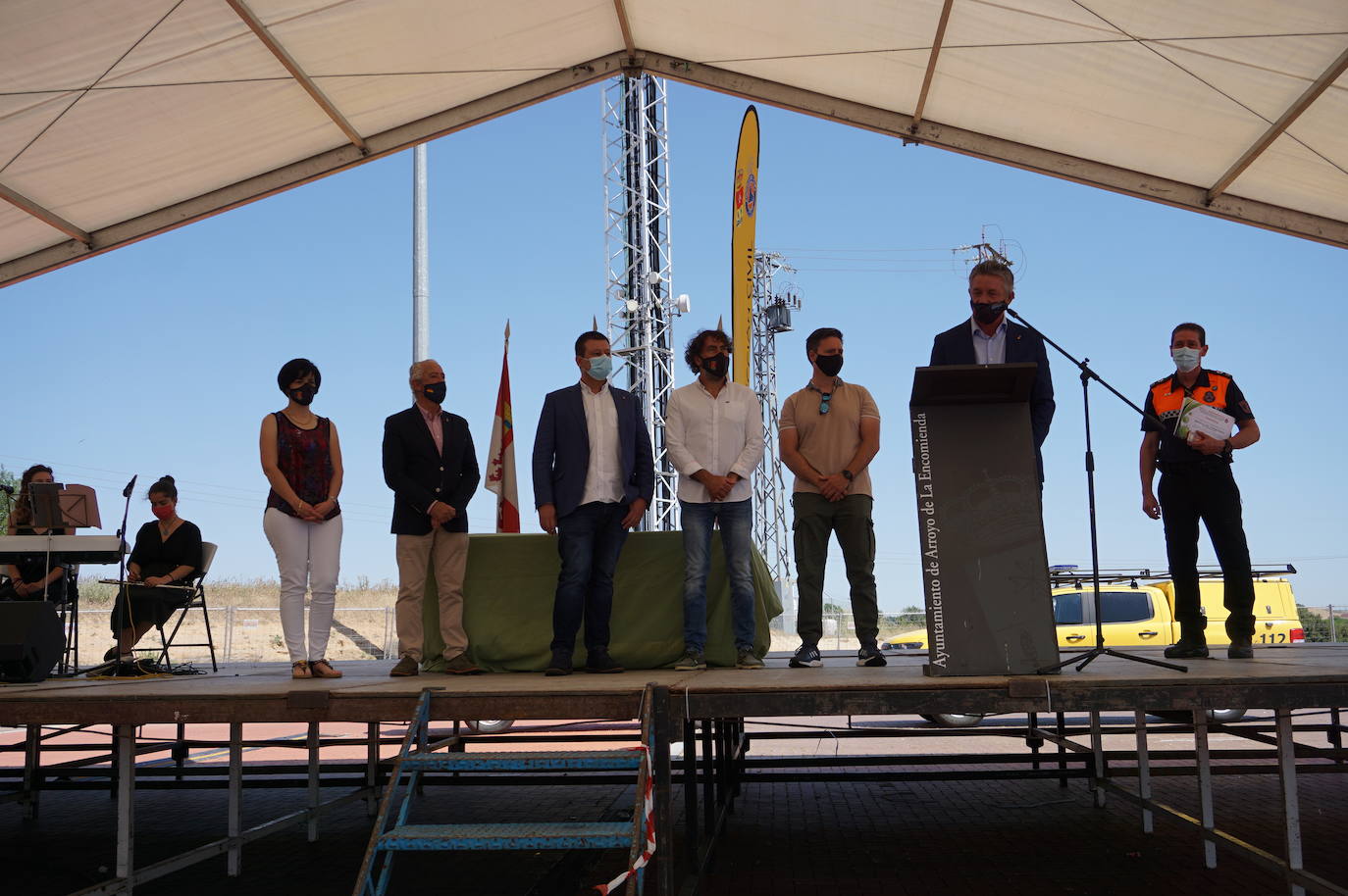 Voluntarios de Protección Civil y concejales de Arroyo junto al alcalde, Sarbelio Fernández, nada más recibir el reconocimiento del municipio a su labor durante el confinamiento y el temporal Filomena. 