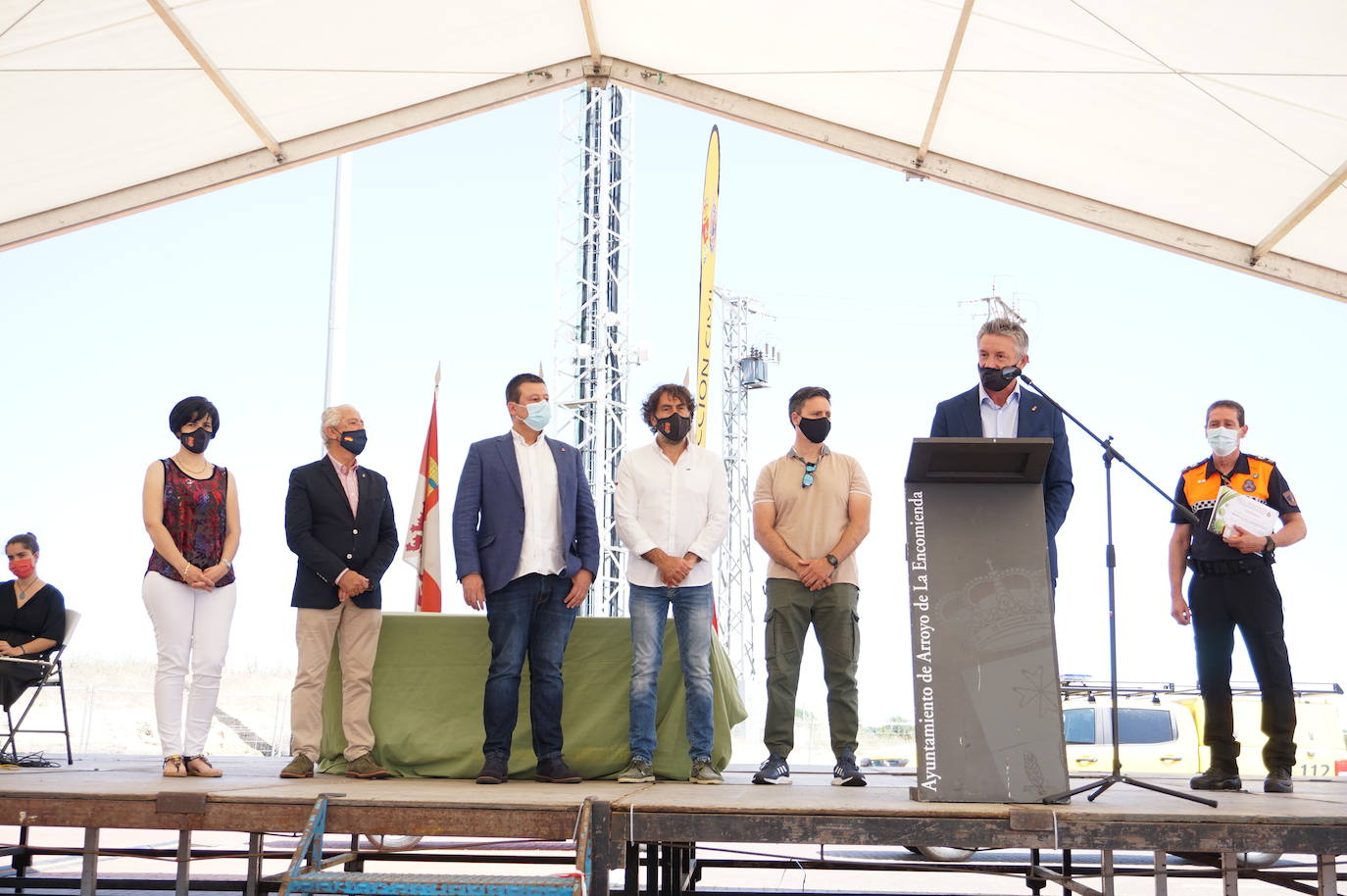 Voluntarios de Protección Civil y concejales de Arroyo junto al alcalde, Sarbelio Fernández, nada más recibir el reconocimiento del municipio a su labor durante el confinamiento y el temporal Filomena. 