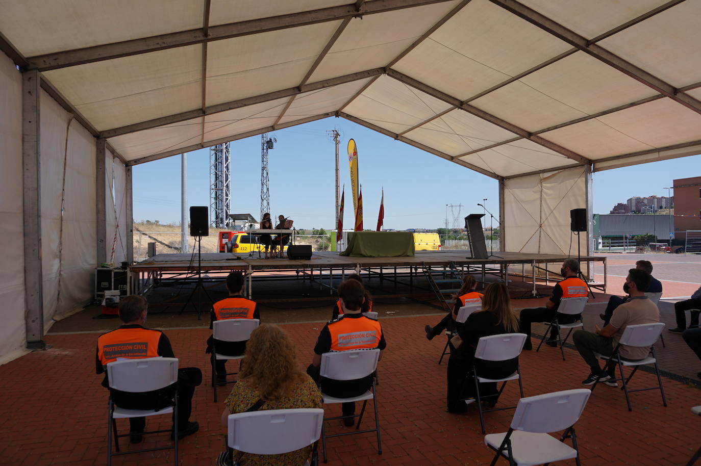 Voluntarios de Protección Civil y concejales de Arroyo junto al alcalde, Sarbelio Fernández, nada más recibir el reconocimiento del municipio a su labor durante el confinamiento y el temporal Filomena. 