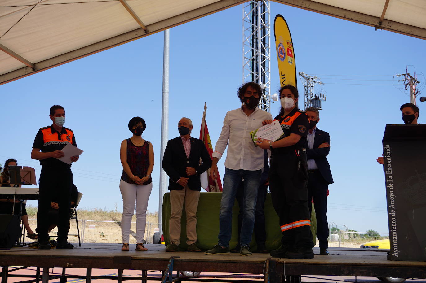 Voluntarios de Protección Civil y concejales de Arroyo junto al alcalde, Sarbelio Fernández, nada más recibir el reconocimiento del municipio a su labor durante el confinamiento y el temporal Filomena. 