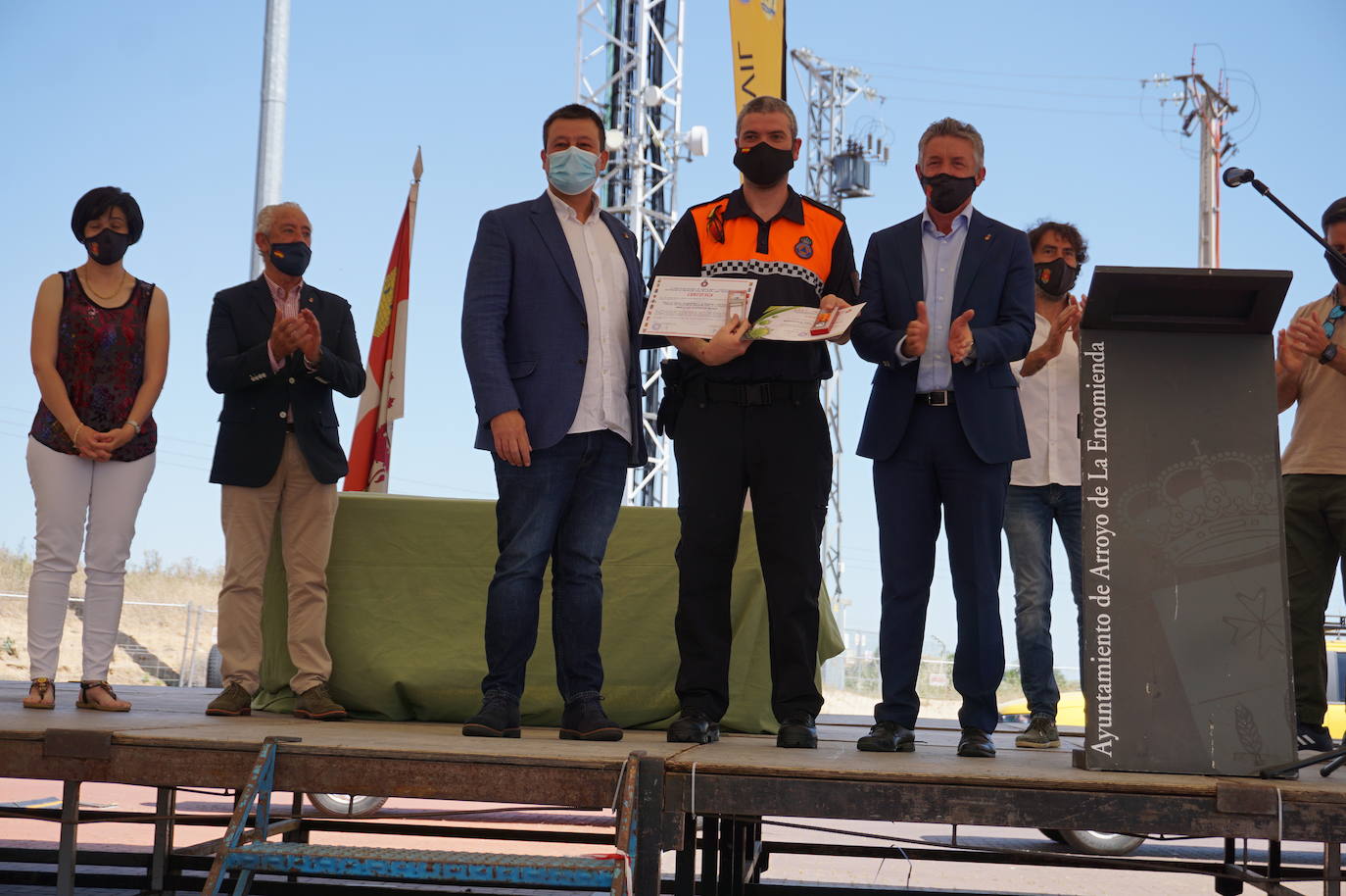 Voluntarios de Protección Civil y concejales de Arroyo junto al alcalde, Sarbelio Fernández, nada más recibir el reconocimiento del municipio a su labor durante el confinamiento y el temporal Filomena. 