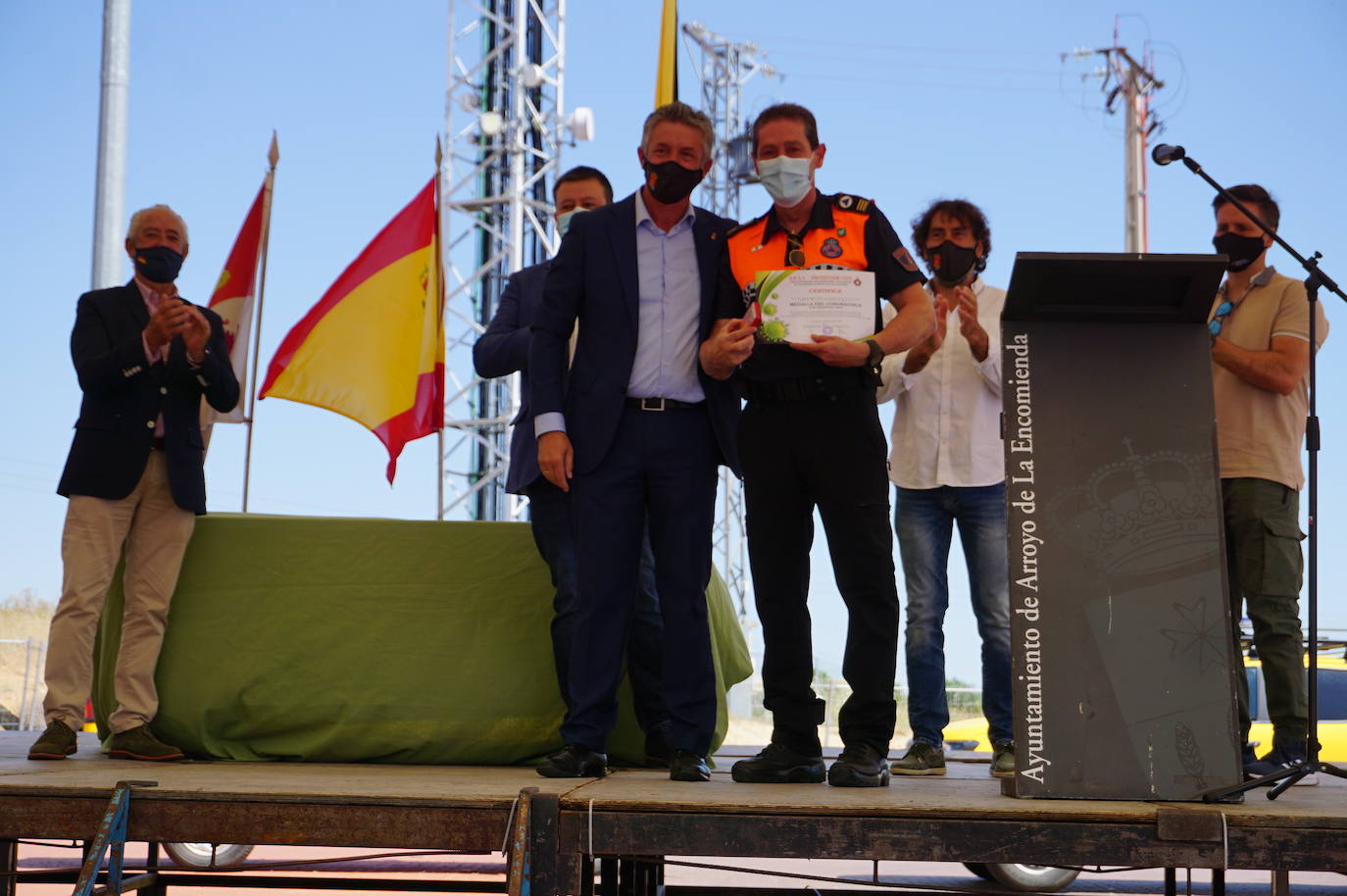 Voluntarios de Protección Civil y concejales de Arroyo junto al alcalde, Sarbelio Fernández, nada más recibir el reconocimiento del municipio a su labor durante el confinamiento y el temporal Filomena. 