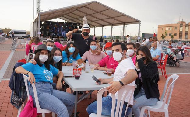 La única zona habilitada y autorizada para disfrutar de la programación es el Peñódromo, sentados y no más de 8 personas por grupo. 