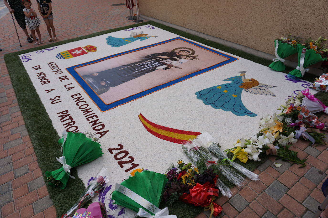 La familia Villarreal posa delante de la talla de San Antonio instantes previos a realizar la ofrenda floral. 