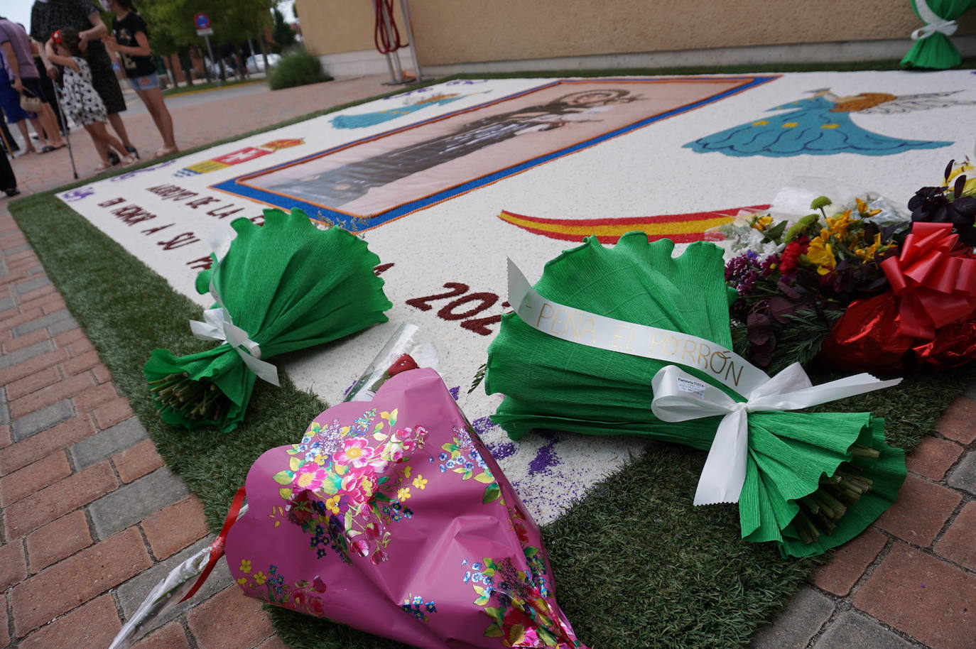 La familia Villarreal posa delante de la talla de San Antonio instantes previos a realizar la ofrenda floral. 