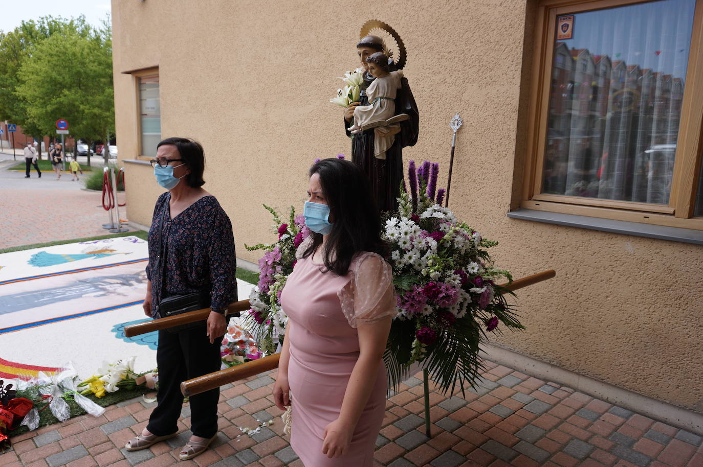 La familia Villarreal posa delante de la talla de San Antonio instantes previos a realizar la ofrenda floral. 