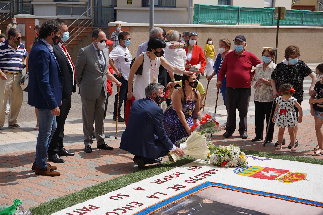 La familia Villarreal posa delante de la talla de San Antonio instantes previos a realizar la ofrenda floral. 