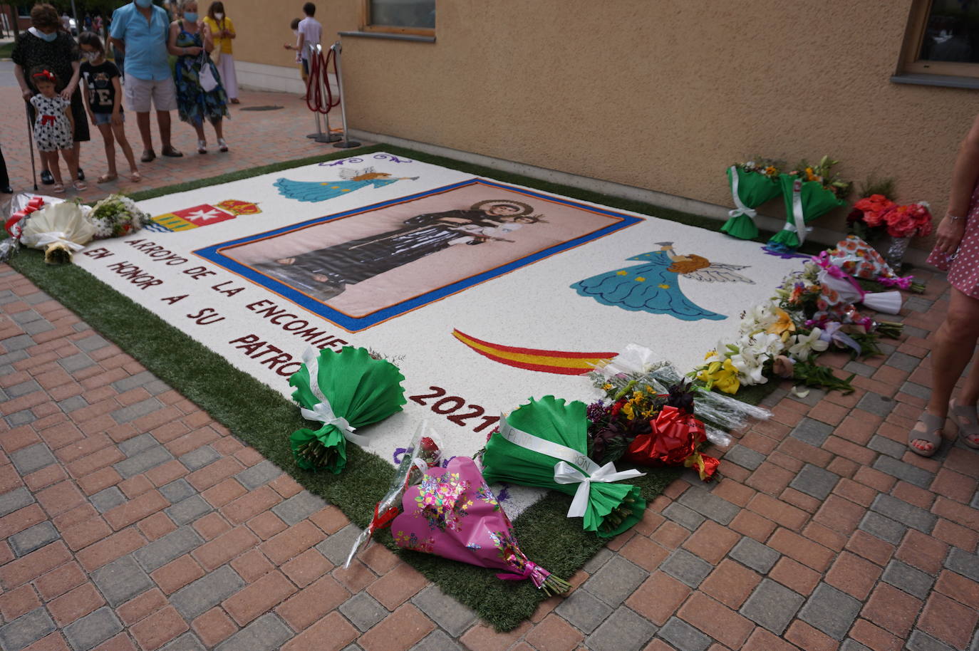 La familia Villarreal posa delante de la talla de San Antonio instantes previos a realizar la ofrenda floral. 