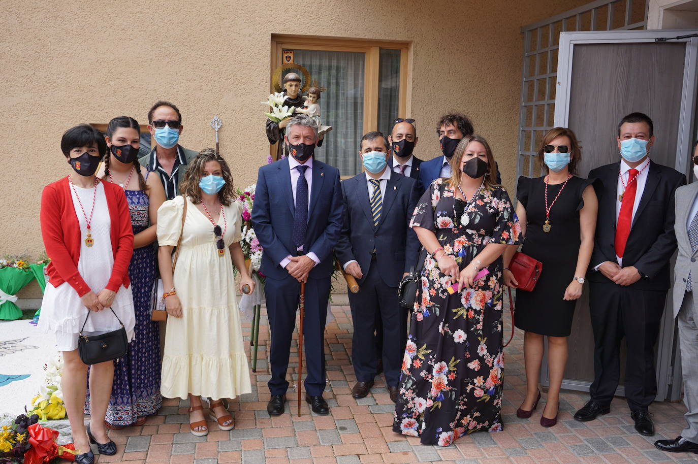 La familia Villarreal posa delante de la talla de San Antonio instantes previos a realizar la ofrenda floral. 