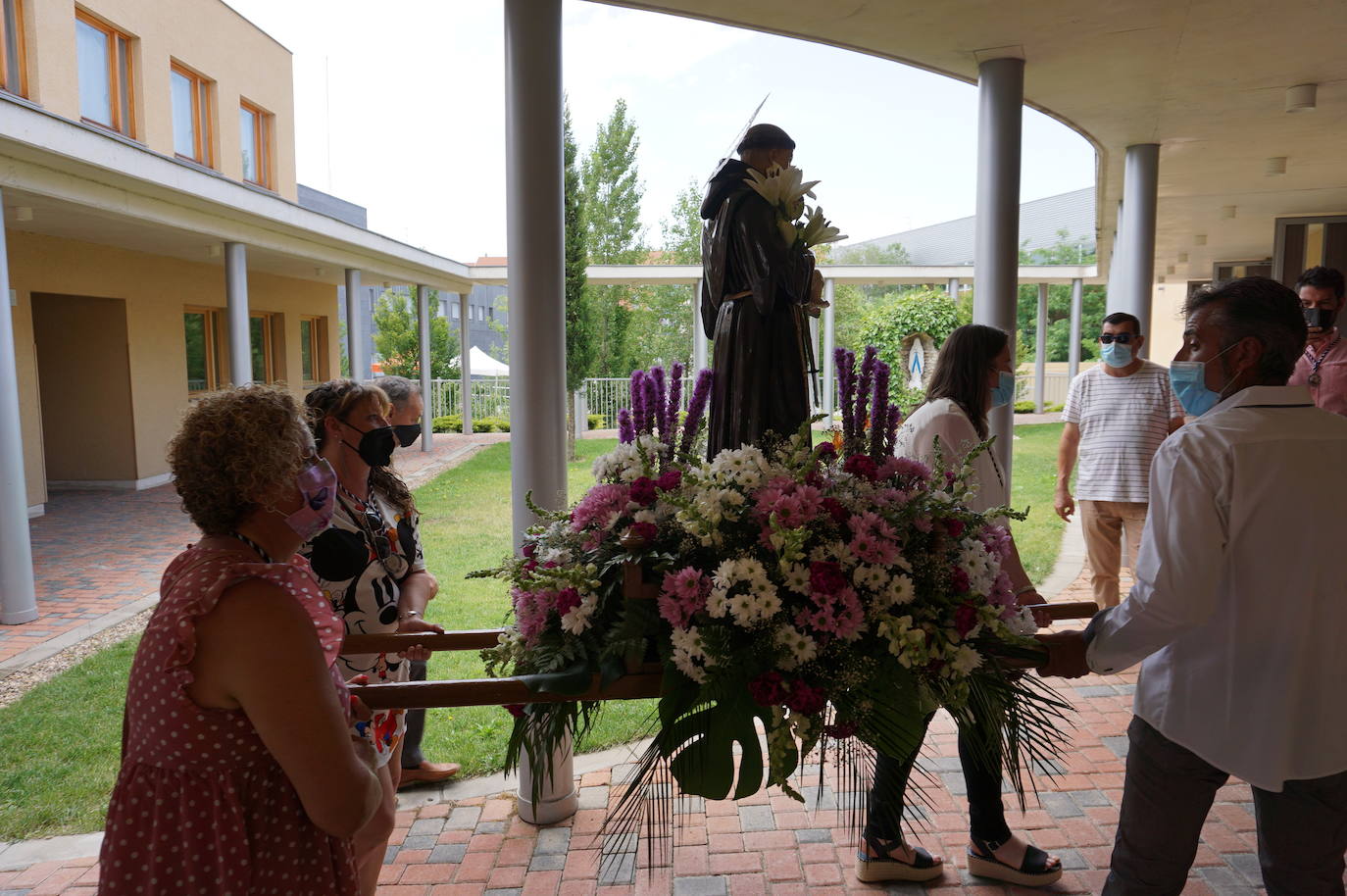 La familia Villarreal posa delante de la talla de San Antonio instantes previos a realizar la ofrenda floral. 