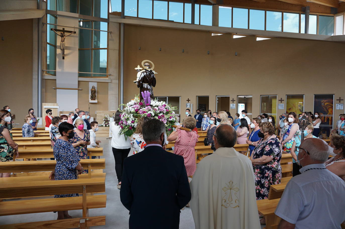 La familia Villarreal posa delante de la talla de San Antonio instantes previos a realizar la ofrenda floral. 