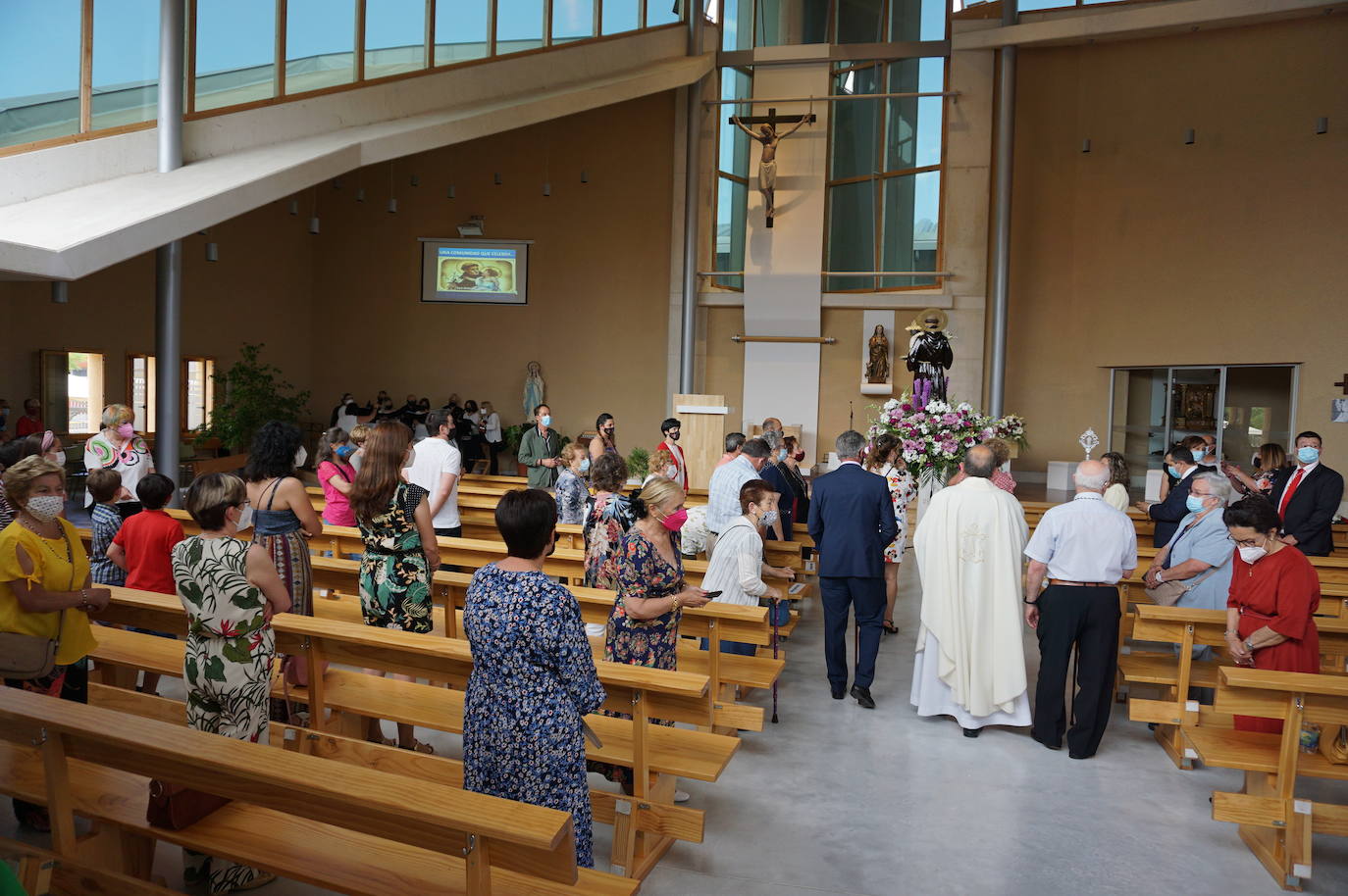 La familia Villarreal posa delante de la talla de San Antonio instantes previos a realizar la ofrenda floral. 