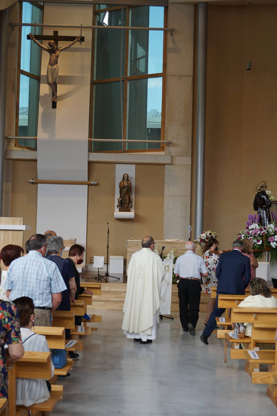 La familia Villarreal posa delante de la talla de San Antonio instantes previos a realizar la ofrenda floral. 