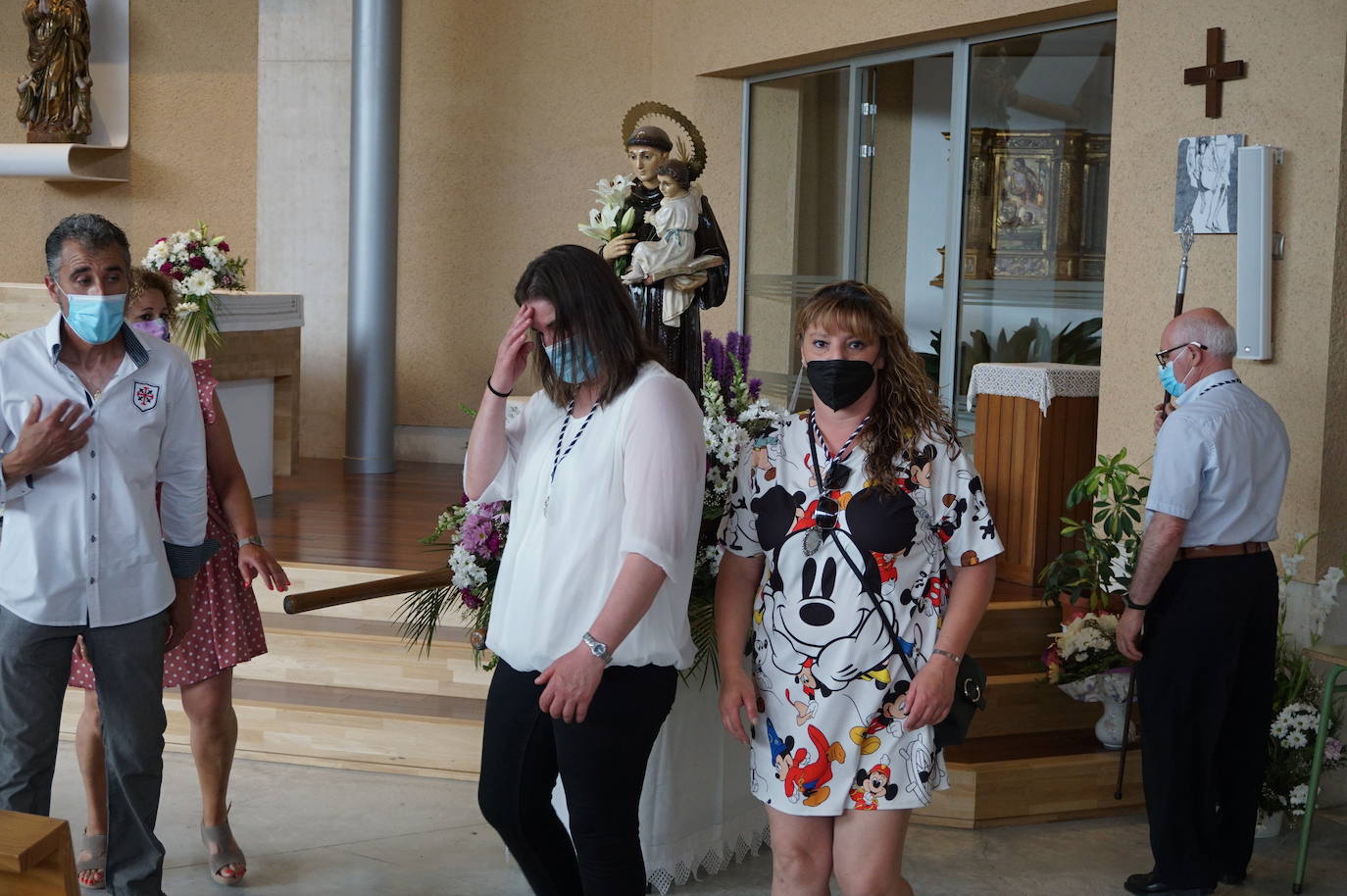 La familia Villarreal posa delante de la talla de San Antonio instantes previos a realizar la ofrenda floral. 