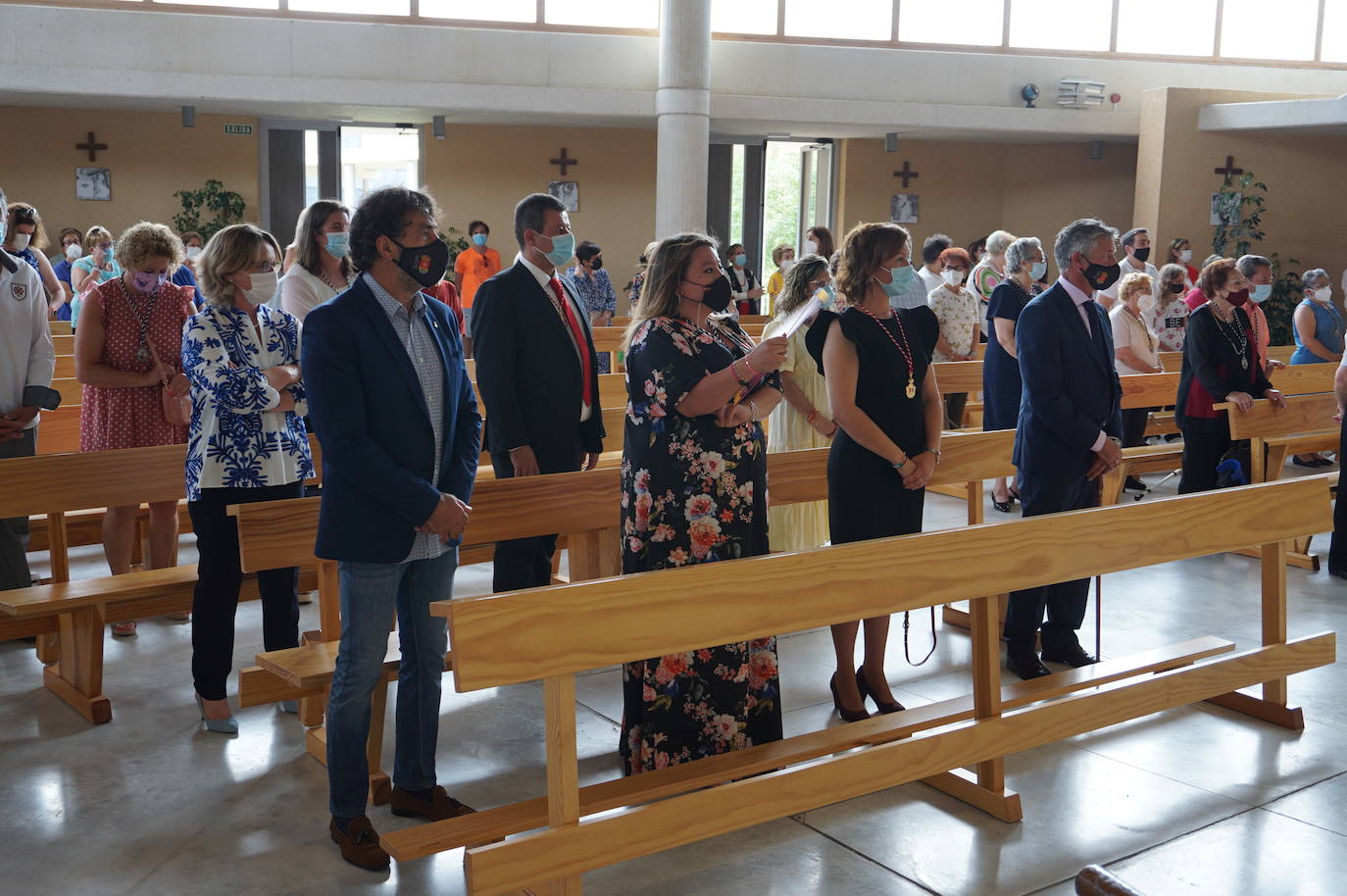 La familia Villarreal posa delante de la talla de San Antonio instantes previos a realizar la ofrenda floral. 