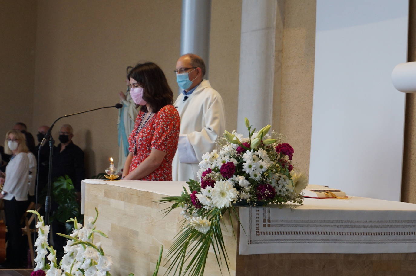 La familia Villarreal posa delante de la talla de San Antonio instantes previos a realizar la ofrenda floral. 