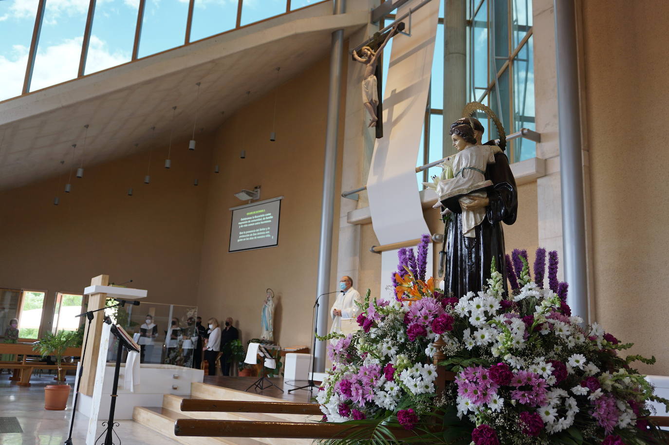 La familia Villarreal posa delante de la talla de San Antonio instantes previos a realizar la ofrenda floral. 