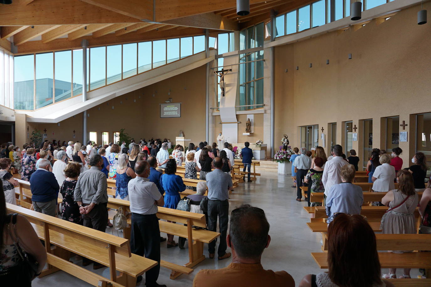 La familia Villarreal posa delante de la talla de San Antonio instantes previos a realizar la ofrenda floral. 