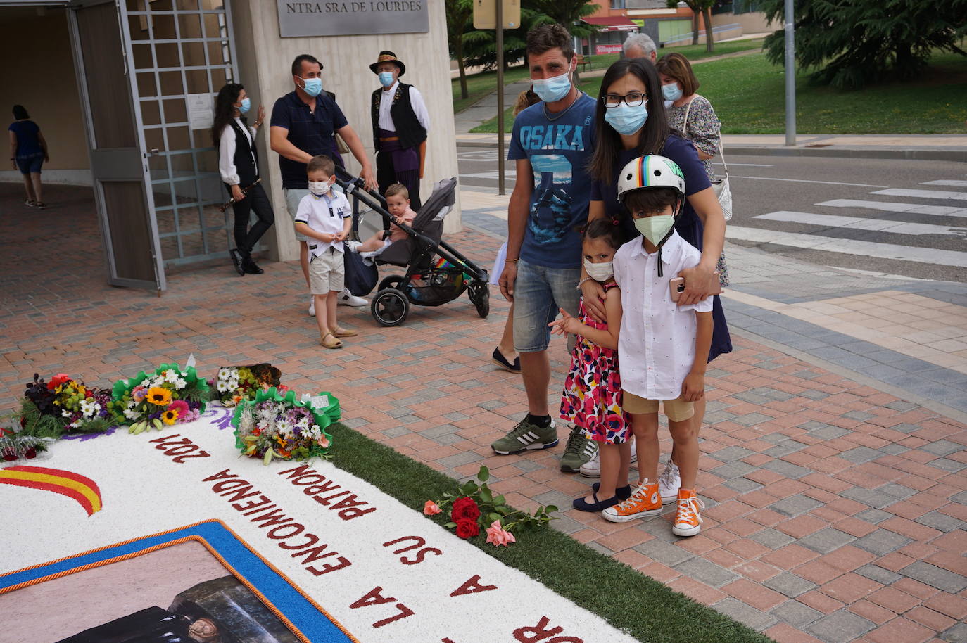 La familia Villarreal posa delante de la talla de San Antonio instantes previos a realizar la ofrenda floral. 