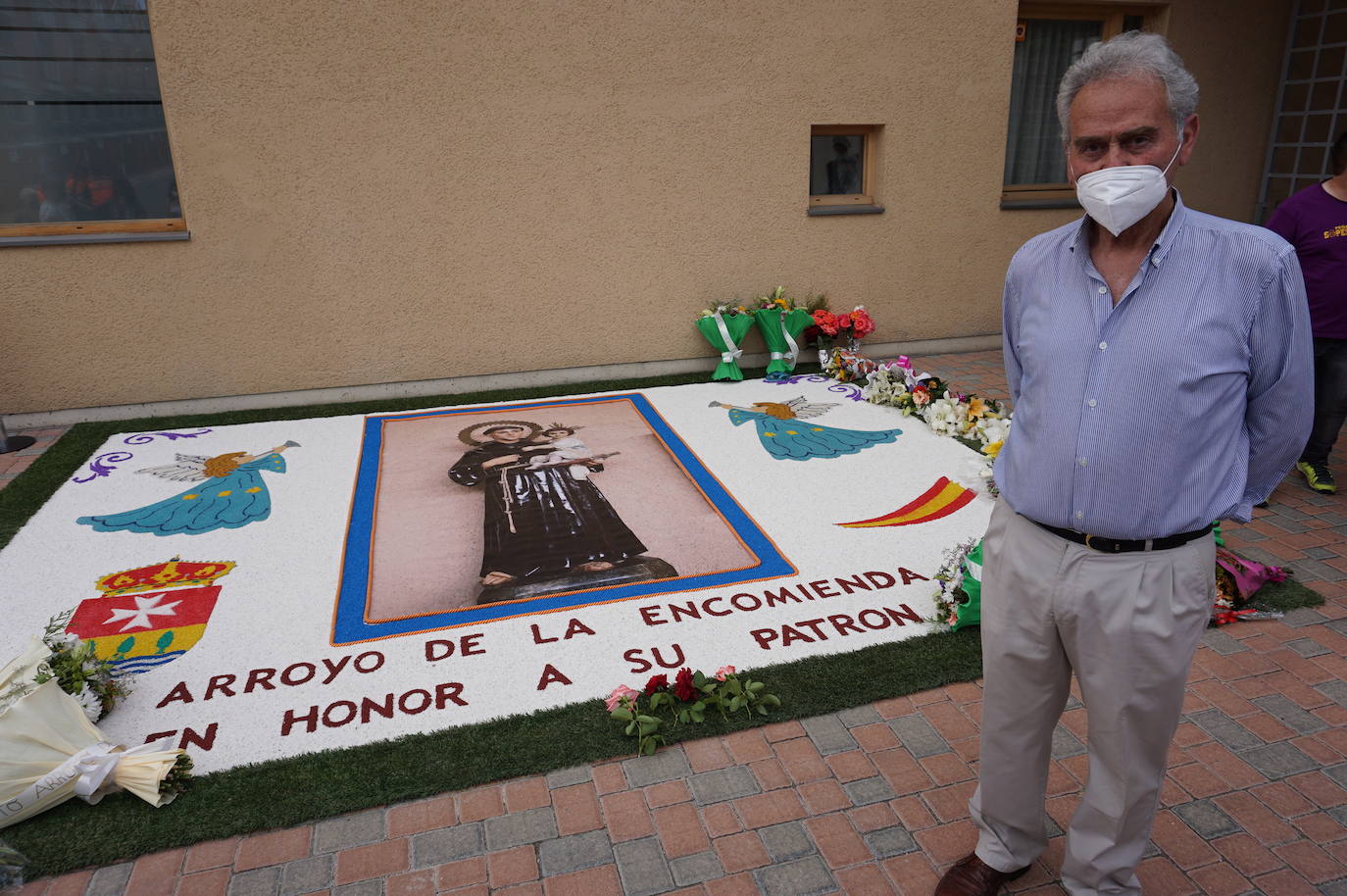 La familia Villarreal posa delante de la talla de San Antonio instantes previos a realizar la ofrenda floral. 