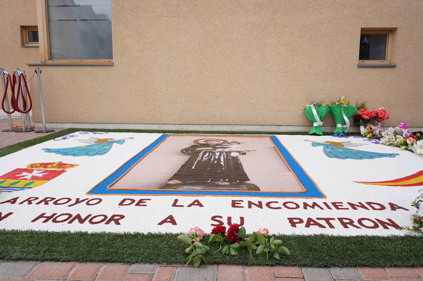 La familia Villarreal posa delante de la talla de San Antonio instantes previos a realizar la ofrenda floral. 